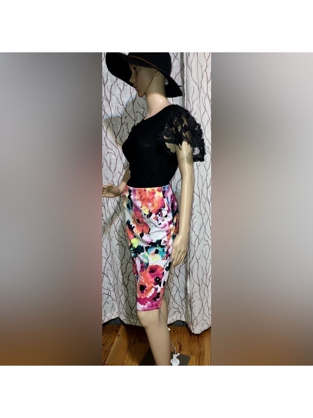 Beautiful shirt size med-elegant puffed sheer sleeves w/intricate floral detail - Picture 4 of 5